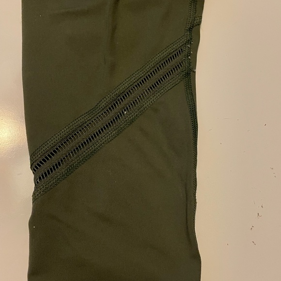 VS Victoria’s Secret Victorias Sport Olive Green Capri Leggings side pockets XS - Picture 7 of 9